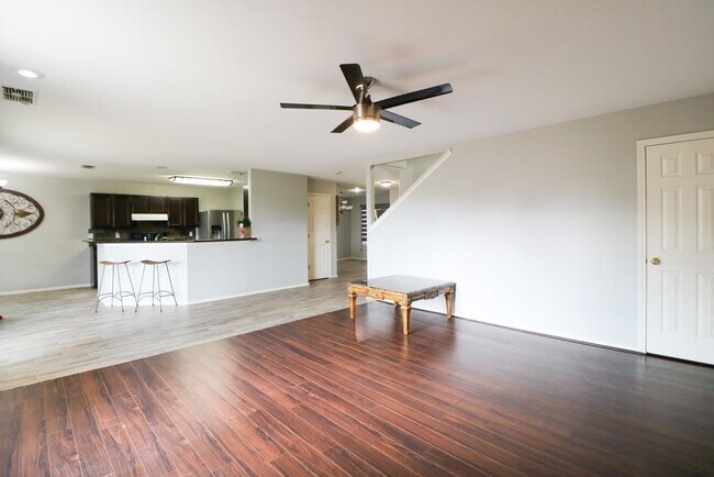 Building Photo - 915 Palafox Dr