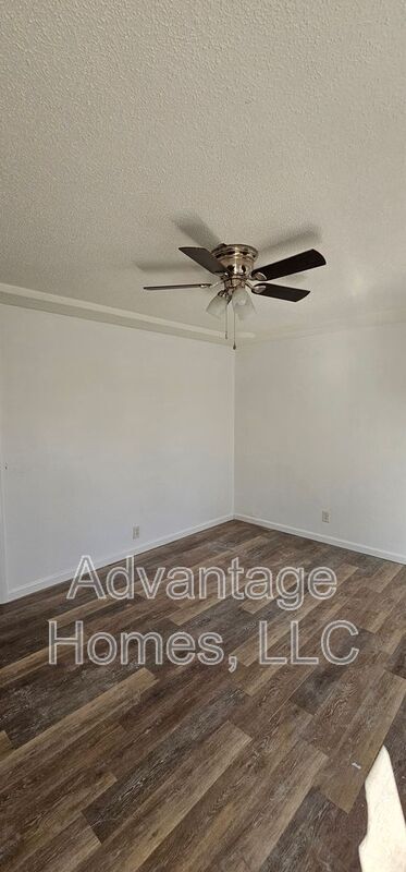 Foto del edificio - 10716 Bennington Ave