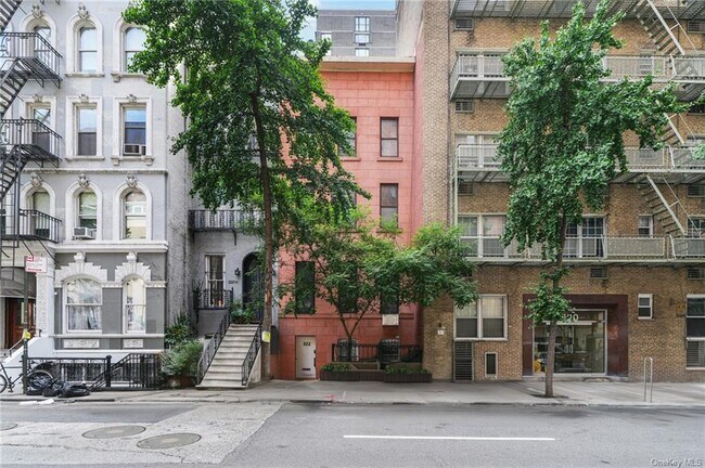 Foto del edificio - 322 E 50th St