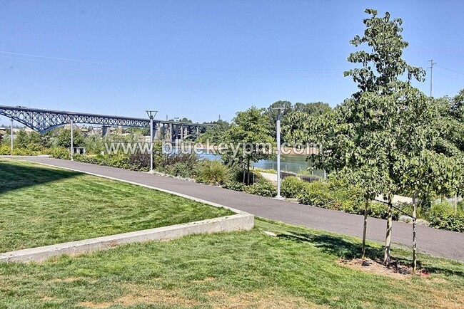 Foto del edificio - 2 Bed, 2 Bath Condo with 24 HR Concierge a...