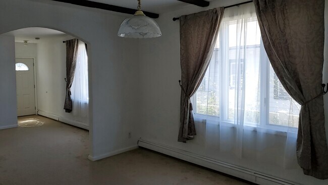 Living room - 196 Franklin St