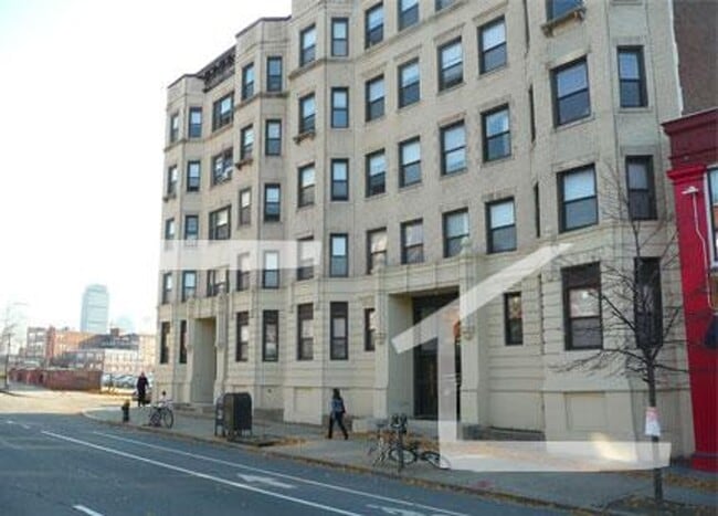 Building Photo - KENMORE - 3 Bedroom Apt - 9/1/2026