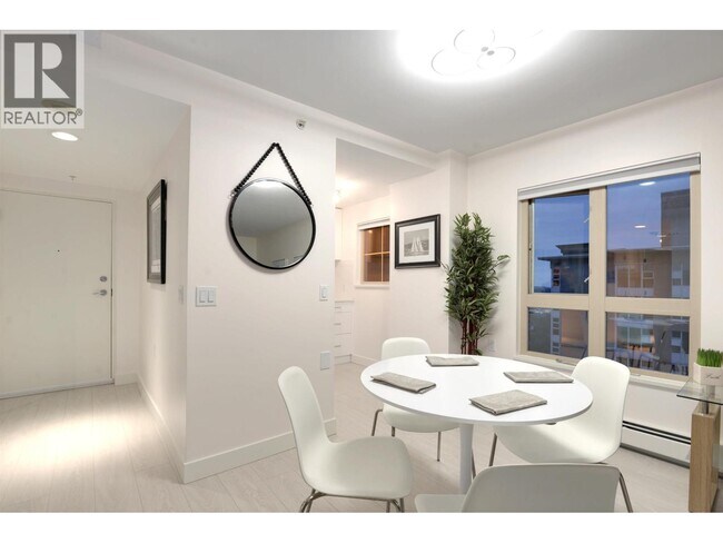 Photo du bâtiment - 121 15th St W