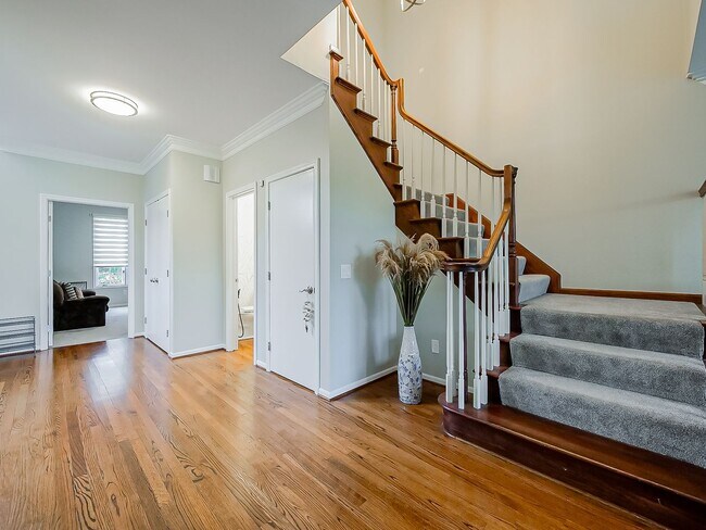 Building Photo - AVAILABLE NOW! Sun-Filled 3-Bed, 2.5-Bath Home with Golf Course Views in Bloomfield Hills