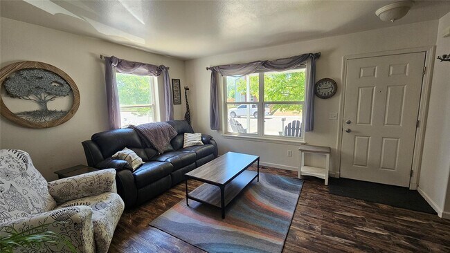 Building Photo - Recently Updated 3 BR/ 1.5 BA in Central M...