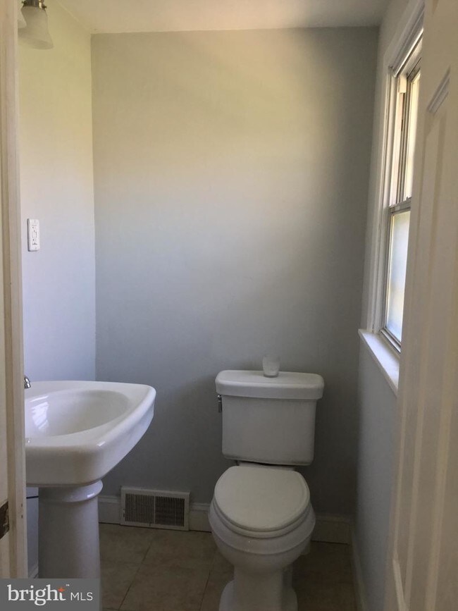 Building Photo - 982 Greenbriar Dr