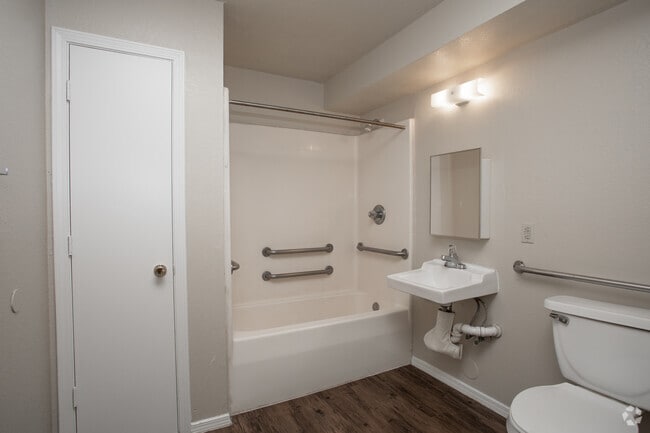 2BR, 1BA - 810SF - Western Yarbrough Apartments