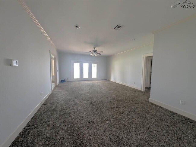 Building Photo - 609 Shoreline Dr
