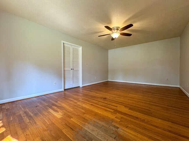 Building Photo - 6402 Fenwick Pl