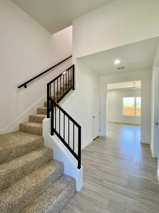 Building Photo - 313 Deer Path Lp