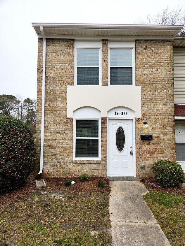 Foto principal - Stylish Two-Bedroom Townhouse Available Now!
