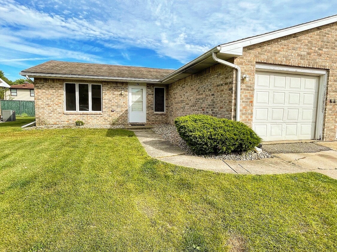 Primary Photo - 150-154 Meadows Cir