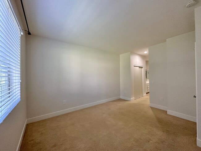 Building Photo - Spacious 2BD Condo with Pools, Gym & Tennis Courts!