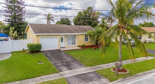 Foto del edificio - 6790 NW 24th Ct