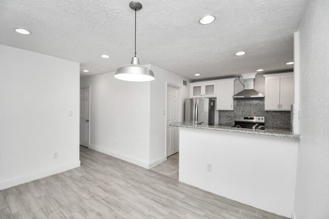 Building Photo - 8573 Wilcrest Dr