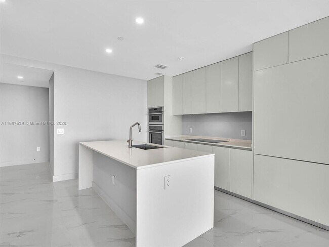 Foto del edificio - 700 NE 24th St