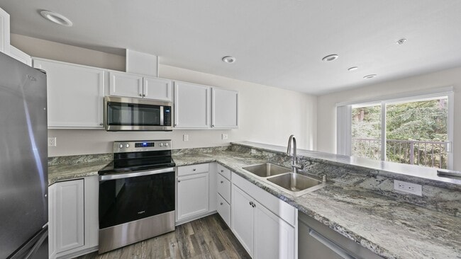 Building Photo - 2 Bed 2 Bath - Condo - W/S/G Included - NAS Whidbey