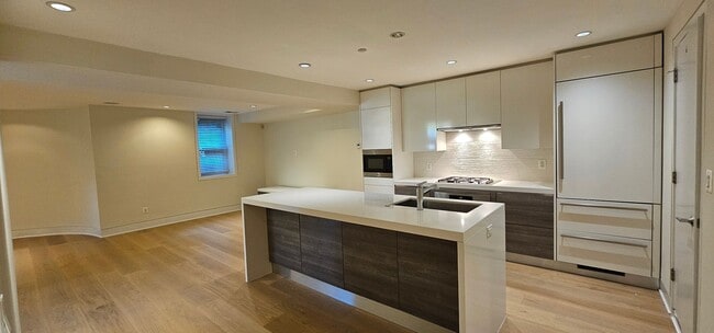 Building Photo - Luxurious 2 Bed 2 Bath Garden Level Condo ...