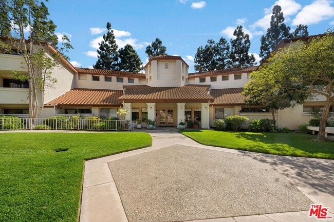 Building Photo - 501 Palisades Dr