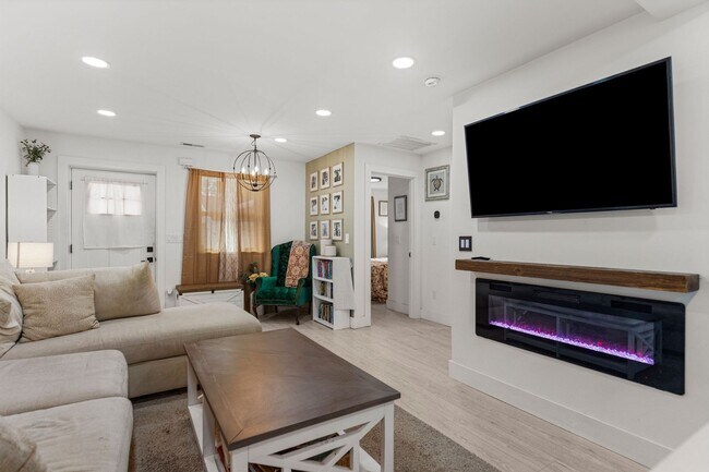 Foto del edificio - Single Family Home, 2 bed/1 bath $1,350 One-Story