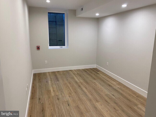 Building Photo - 937 W Dauphin St