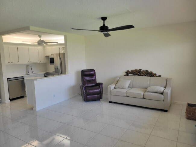 Building Photo - 594 Fanshaw O