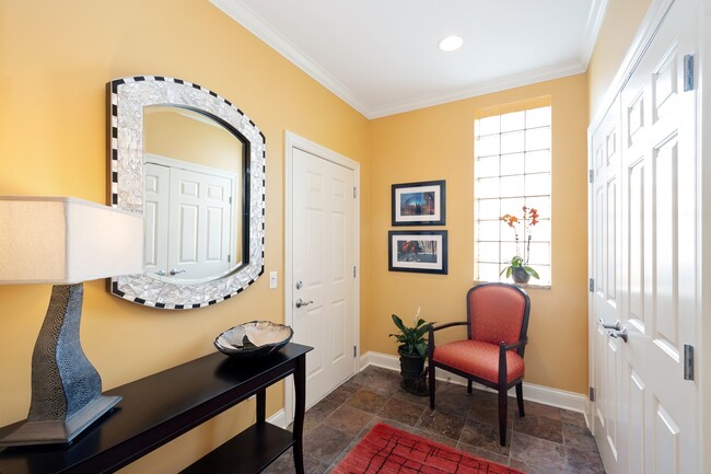 Building Photo - 1056 W Lawrence Ave