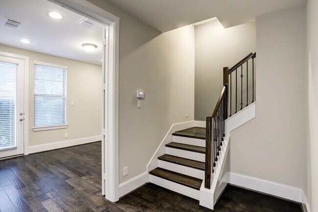 Foto del edificio - 5457 Larkin St