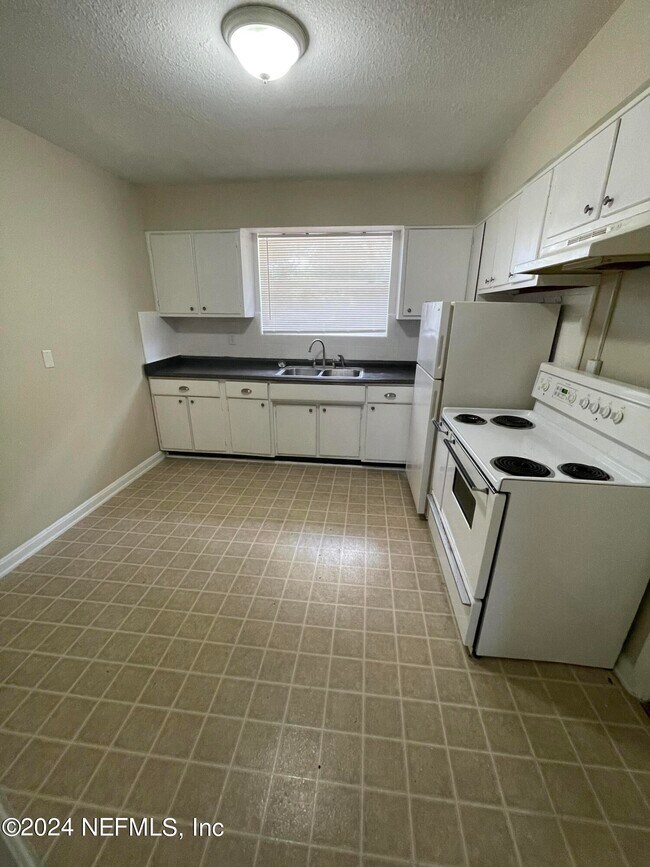 Building Photo - 1038 Arco Dr