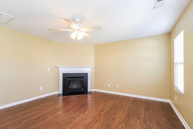 Foto del edificio - 300 Creekview Dr