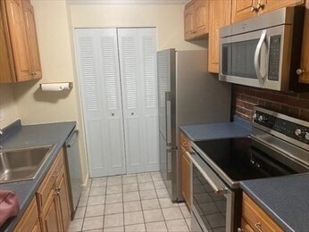 Building Photo - 25 Greentree Ln