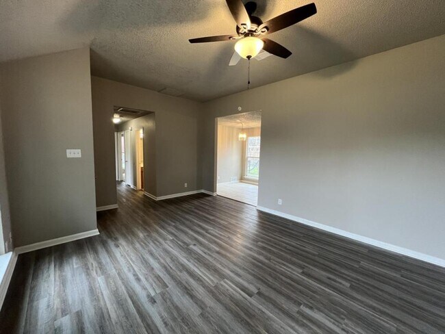 Building Photo - 2111 Caprice Dr