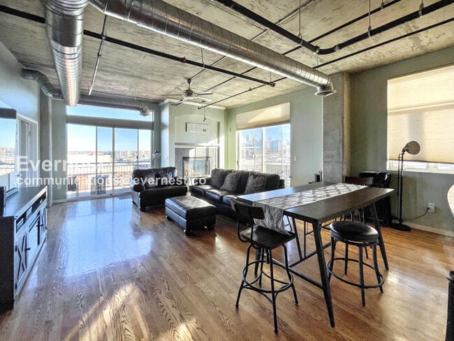 Building Photo - 3201 Shoshone St