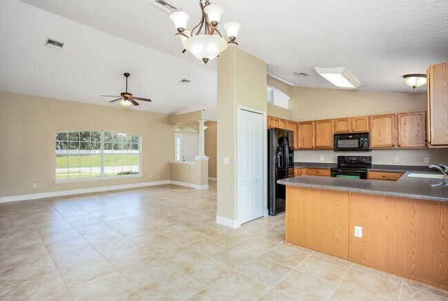 Foto del edificio - Leesburg 3/2 with Split Bedroom and Covered Back Patio