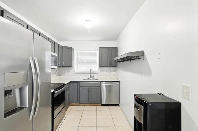 Foto del edificio - 3050 Norwood Pl