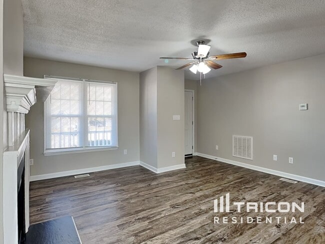Building Photo - 1004 Spruce Dr