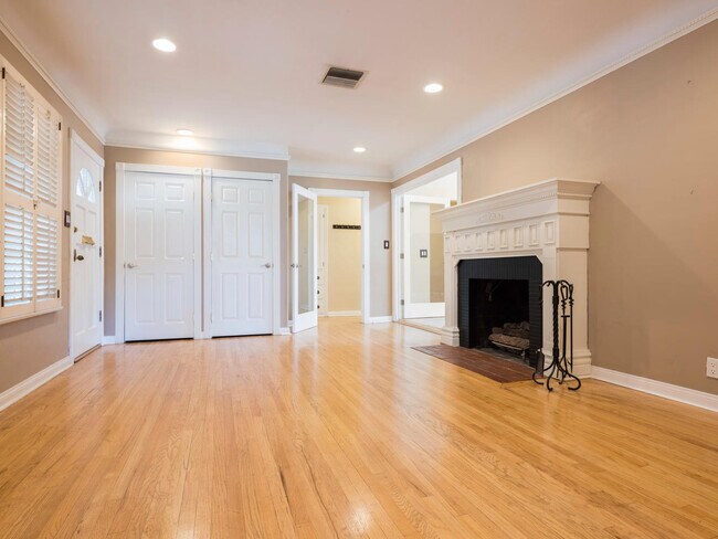Living room with coat closet and utility closet - 11592 Kling St