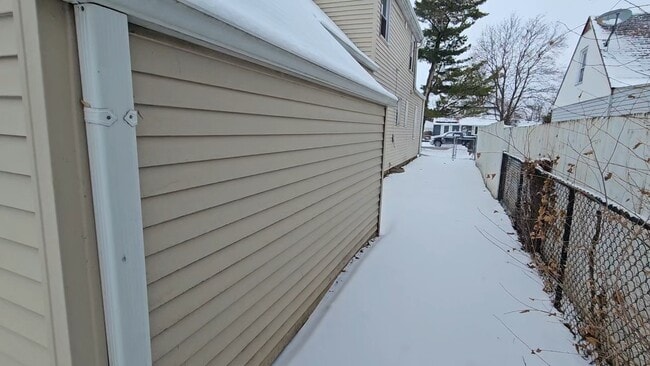 Building Photo - 6209 Pleasant Ave