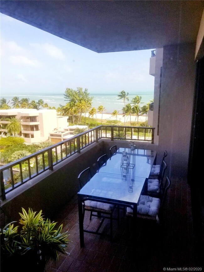 Foto del edificio - 201 Crandon Blvd