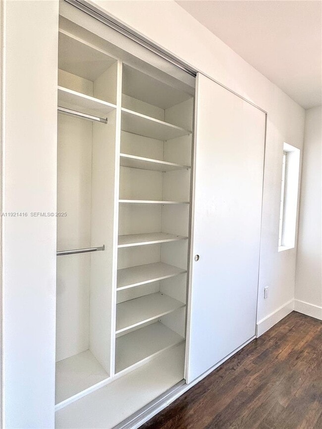 Foto del edificio - 7325 Byron Ave