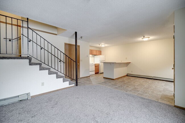 Foto del edificio - 5 bedroom 2 Bathroom 4 level townhome