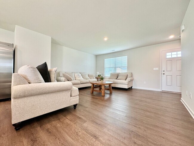 Building Photo - 4 Bedroom, 2.5 Bath Home w/ Office and 2 C...