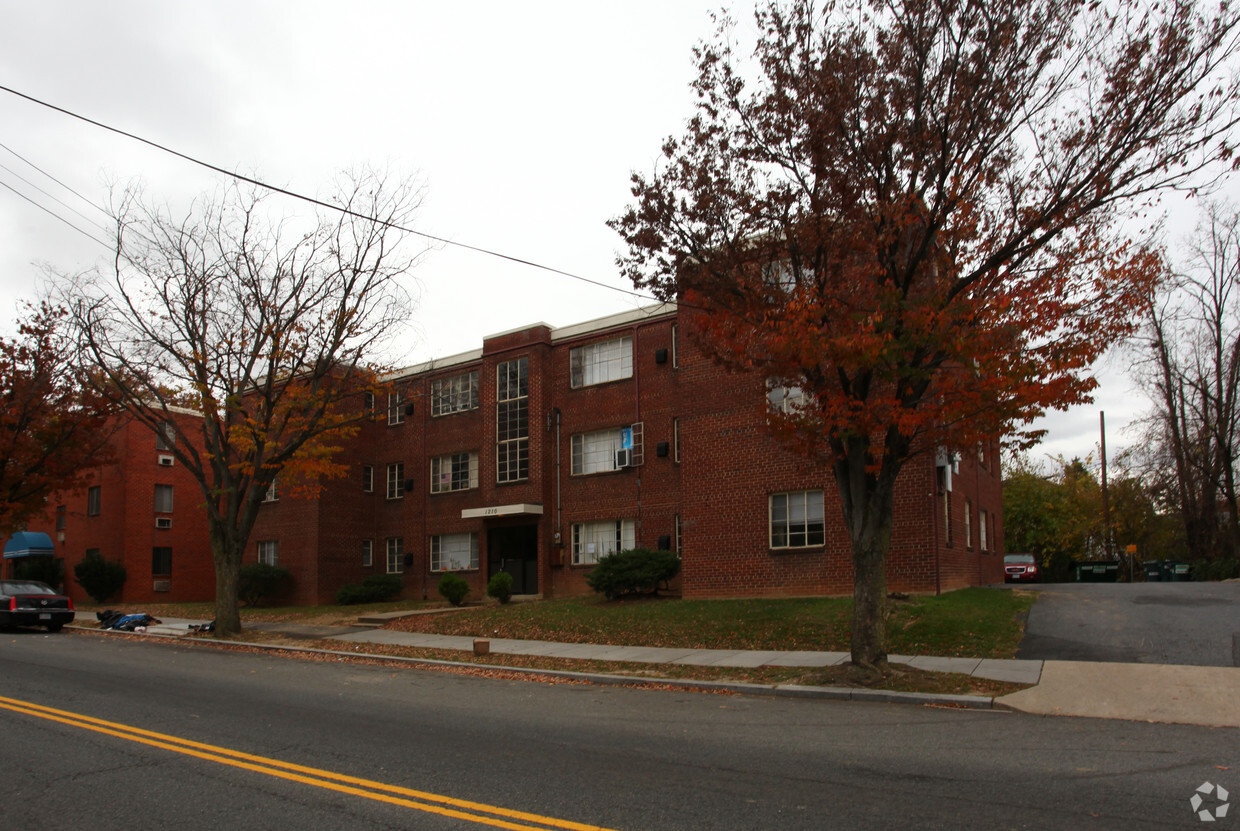 Building Photo - 1210 Eastern Ave NE