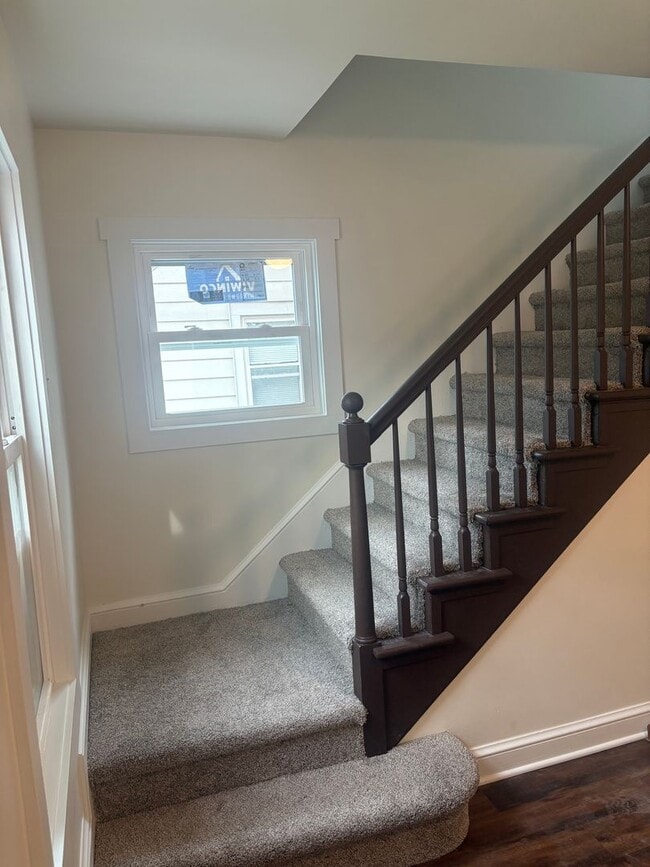 Building Photo - Available Now 2-story. 2 BR w/ Bonus Room