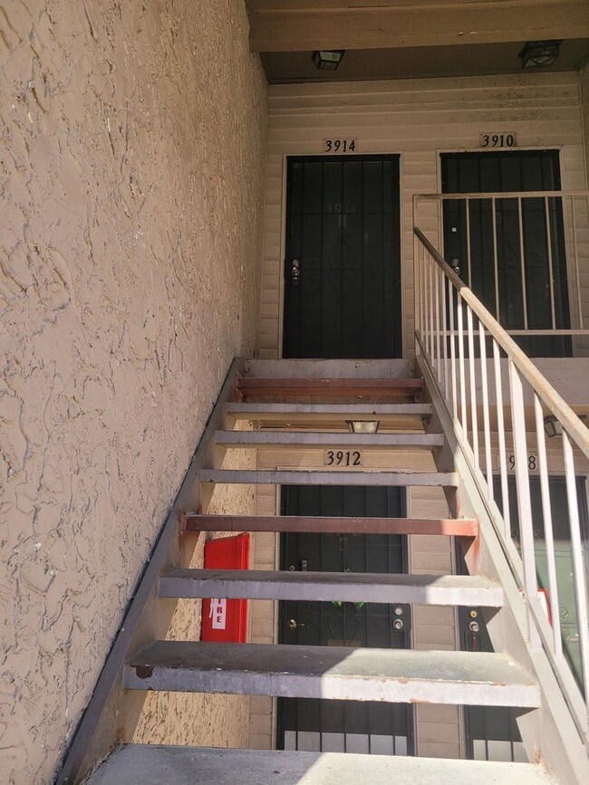 Building Photo - FOR RENT!!! CUTE AND COZY 1 BEDROOM 1 BATHROOM CONDO.- ON THE WATER...