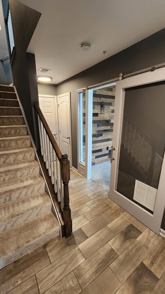 Vista del 1er nivel desde la puerta principal - 9555 Weshurst Ln