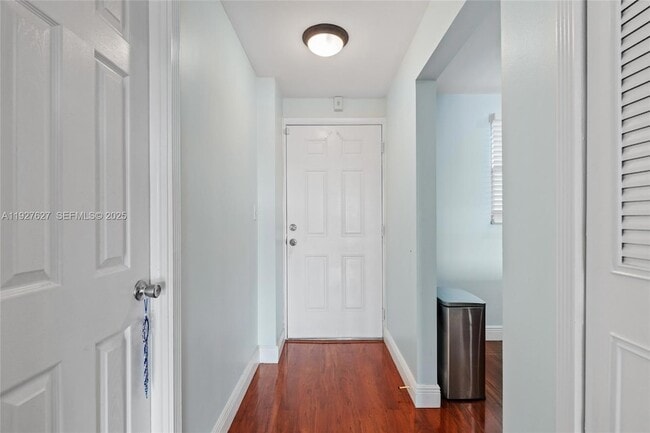 Building Photo - 116 Royal Pk Dr