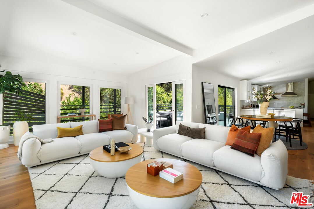 Foto principal - 3375 Coldwater Canyon Ave