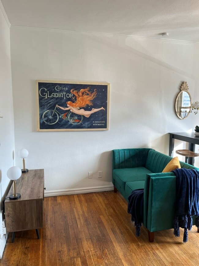 Interior Unit Living Room - Devonshire Apartments in Downtown Indianapolis