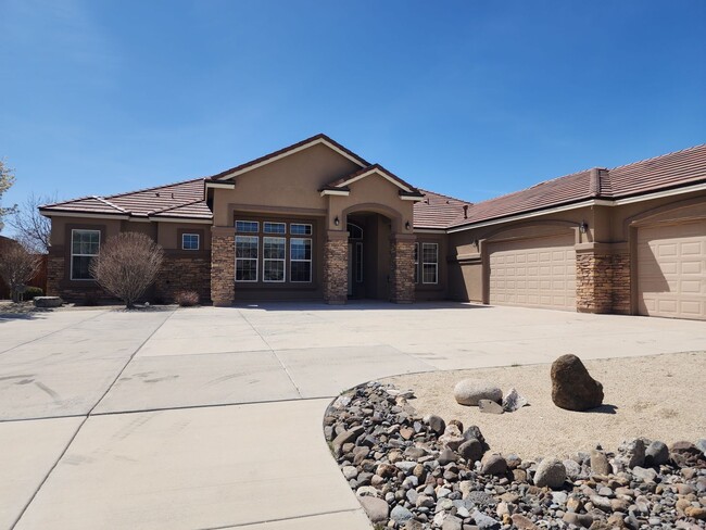 Building Photo - Stunning single level home in the Highland...